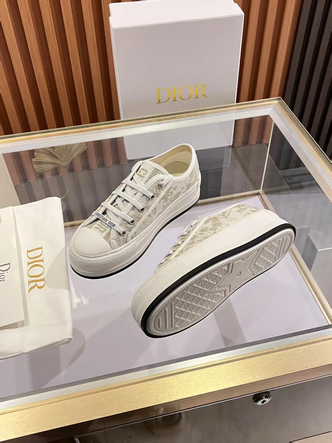 👟👟Ex-factory price 520👟👟 Walk‘n’Dior embroidered mid-top casual shoes are new in 2025. On the fashion stage, Dior embroidered shoes are the well-deserved protagonist. Delicate stitching is used on the upper, every stitch is devoted to the craftsman's efforts, and every thread is woven with artistic poetry. From complex floral patterns to smart geometric textures, embroidery is like the magic that gives shoes life, allowing them to show dynamic beauty even in static conditions.   Wearing Dior embroidered shoes feels like stepping into a dream world full of art. It is not only a pair of shoes, but also a walking piece of art that perfectly integrates fashion and culture. Whether you are strolling on the bustling city streets or attending important social occasions, Dior embroidered shoes can add unique charm to your style and become the focus of everyone's attention.   Choosing Dior embroidered shoes means choosing a persistent pursuit of quality and a unique understanding of fashion. Let it accompany you through every wonderful moment and leave your own fashion mark.  Material: Sheepskin lining, feet, silk cowhide, size 35-41, heel height 5cm